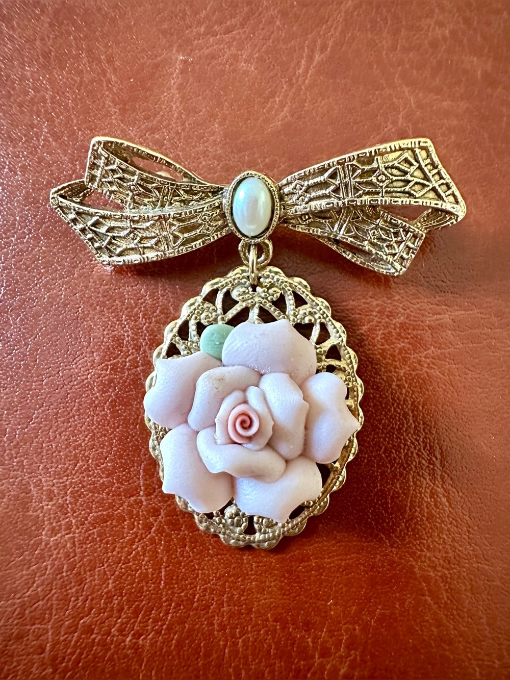 VINTAGE 1928 BRAND GOLD TONE FILIGREE DROP BROOCH